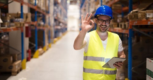 Un emprendedor se muestra feliz, porque está enfocado en las operaciones de su negocio, mientras que Cobrogestión cobra las facturas pendientes